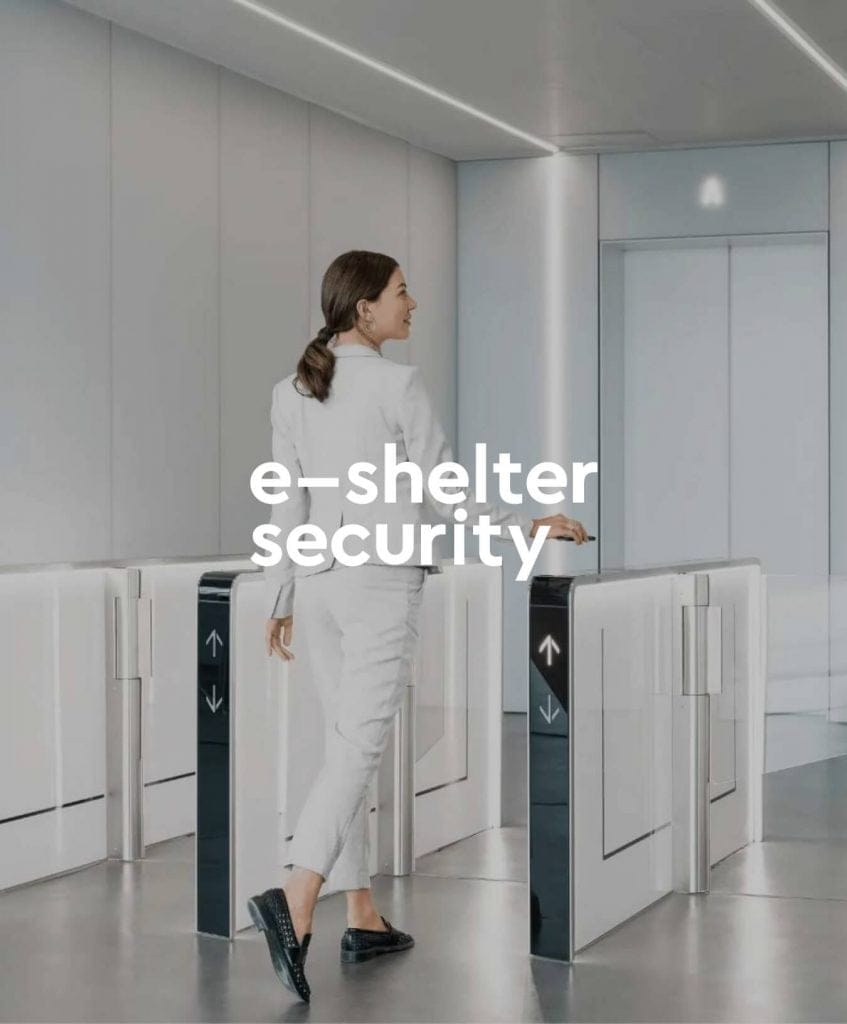 Frau in hellgrauem Anzug geht durch eine moderne Zugangskontrolle mit Drehkreuz in einem hellen, minimalistischen Innenraum mit dem Schriftzug "e-shelter security" überlagert.